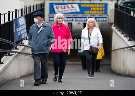 Manchester, Royaume-Uni. 3 juin 2020. Les membres du public sont vus dans un marché de Bury partiellement rouvert après que de nouvelles règles ont permis aux marchés aériens ouverts de commercer à partir du 1er juin ayant été fermés en raison de l'épidémie de coronavirus, Manchester, Royaume-Uni. Crédit : Jon Super/Alay Live News. Banque D'Images