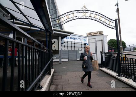 Manchester, Royaume-Uni. 3 juin 2020. Un membre du public est vu dans un marché de Bury partiellement rouvert après que de nouvelles règles ont permis aux marchés aériens ouverts de commercer à partir du 1er juin ayant été fermés en raison de l'épidémie de coronavirus, Manchester, Royaume-Uni. Crédit : Jon Super/Alay Live News. Banque D'Images