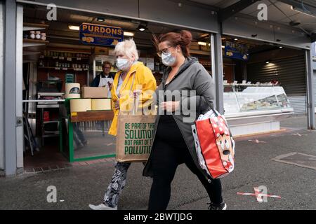 Manchester, Royaume-Uni. 3 juin 2020. Les membres du public portant des masques sont vus dans un marché de Bury partiellement rouvert après que de nouvelles règles ont permis aux marchés aériens ouverts de commercer à partir du 1er juin ayant été fermés en raison de l'épidémie de coronavirus, Manchester, Royaume-Uni. Crédit : Jon Super/Alay Live News. Banque D'Images