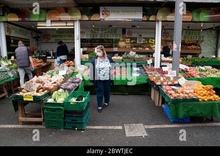 Manchester, Royaume-Uni. 3 juin 2020. Les membres du public achètent des fruits et légumes dans un marché de Bury partiellement rouvert après que de nouvelles règles ont permis aux marchés aériens ouverts de se négocier à partir du 1er juin ayant été fermés en raison de l'épidémie de coronavirus, Manchester, Royaume-Uni. Crédit : Jon Super/Alay Live News. Banque D'Images