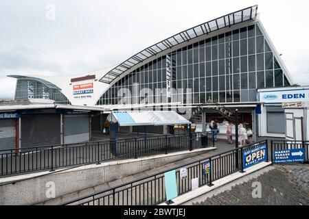Manchester, Royaume-Uni. 3 juin 2020. Les membres du public sont vus dans un marché de Bury partiellement rouvert après que de nouvelles règles ont permis aux marchés aériens ouverts de commercer à partir du 1er juin ayant été fermés en raison de l'épidémie de coronavirus, Manchester, Royaume-Uni. Crédit : Jon Super/Alay Live News. Banque D'Images