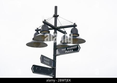 Manchester, Royaume-Uni. 3 juin 2020. La signalisation est visible sur un marché de Bury partiellement rouvert après que de nouvelles règles ont permis aux marchés aériens ouverts de négocier à partir du 1er juin ayant été fermés en raison de l'épidémie de coronavirus, Manchester, Royaume-Uni. Crédit : Jon Super/Alay Live News. Banque D'Images