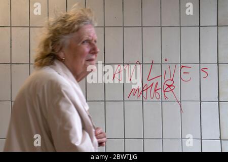 Manchester, Royaume-Uni. 3 juin 2020. Un membre du public passe devant le graffiti « All Lives Matter » à Bury, près de Manchester, tandis que Black Lives Matter des manifestations sont vues dans le monde entier à la suite de la mort de George Floyd en garde à vue à Minneapolis, Manchester, Royaume-Uni. Crédit : Jon Super/Alay Live News. Banque D'Images