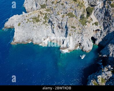 Vue aérienne des falaises rocheuses le long du cap Disibilmez Dalyan Turkey Banque D'Images