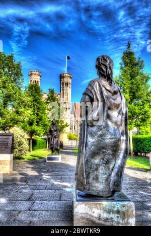 Ville de Canterbury, Angleterre. Vue artistique du Vert de Lady Wootton de Canterbury, avec la statue de la Reine (Saint) Bertha au premier plan. Banque D'Images