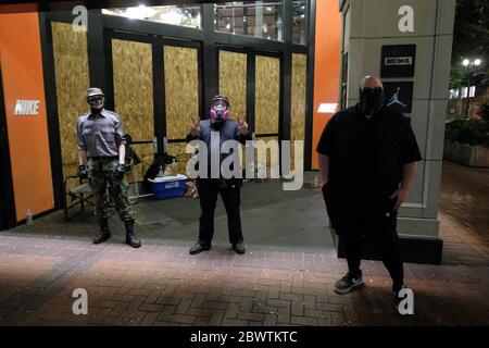 Portland, États-Unis. 02 juin 2020. Des hommes gardent le magasin Nike lors de la cinquième nuit d'action contre la brutalité policière à Portland, en Oregon, le 2 juin 2020, après la mort de George Floyd en détention. (Photo par Alex Milan Tracy/Sipa USA) crédit: SIPA USA/Alay Live News Banque D'Images