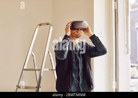 Homme rénolisant l'atelier à l'aide de lunettes VR Banque D'Images