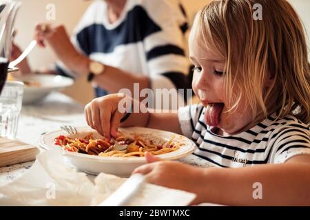 Portrait de la petite fille mangeant Spaghetti Banque D'Images