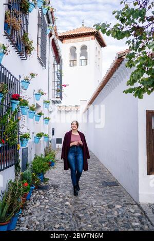 Femme marchant dans une allée à Albaicin, Grenade, Espagne Banque D'Images