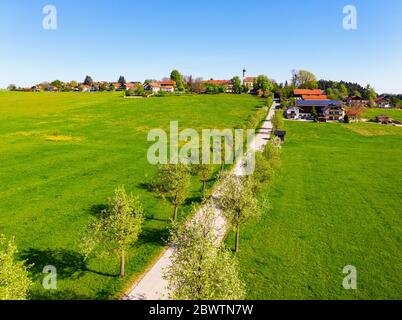 Allemagne, Bavière, Eurasburg, Drone vue sur Birnbaum-Allee et village rural au printemps Banque D'Images