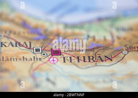 Faible profondeur de champ mise au point sur la carte géographique de Téhéran Iran Asie continent sur atlas Banque D'Images