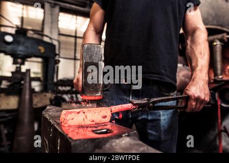 Couteau à découper en utilisant du borax de dispersion sur de l'acier damassé chaud Banque D'Images