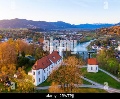 Allemagne, Bavière, Bad Tolz, Drone vue de Kreuzkirche à l'aube du printemps Banque D'Images