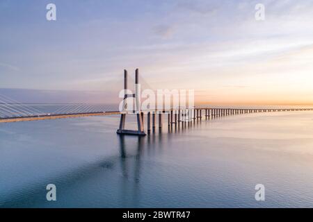 Portugal, Lisbonne, pont Vasco da Gama à moody Sunrise Banque D'Images