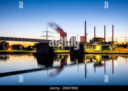 Allemagne, Hesse, Grosskrotzenburg, centrale électrique de Grosskrotzenburg se reflétant dans la rivière main au crépuscule Banque D'Images