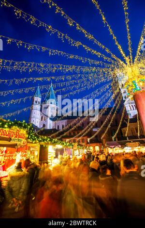 Allemagne, Rhénanie-Palatinat, Mayence, marché de Noël bondé la nuit Banque D'Images