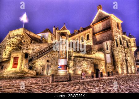 Ville de Honfleur, France. Vue nocturne artistique de la Lieutenance historique de Honfleur, à l'entrée du Vieux bassin. Banque D'Images