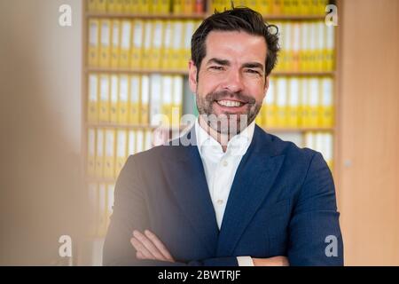 Portrait d'un homme d'affaires souriant dans un classeur Banque D'Images