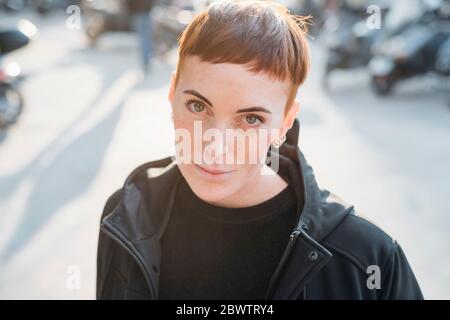 Portrait de la jeune femme à tête rouge dans la ville Banque D'Images