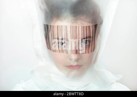 Portrait de la jeune femme portant un masque transparent avec code-barres Banque D'Images