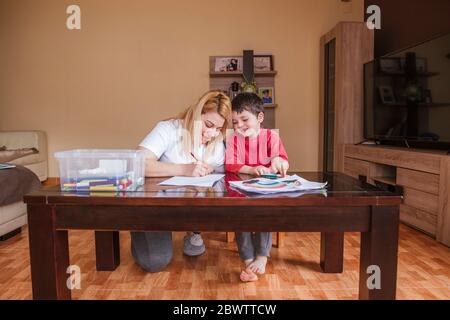 Mère et fils ensemble à la maison Banque D'Images