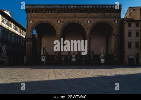 Italie, Toscane, Florence, Loggia dei Lanzi sur la Piazza della Signoria vide Banque D'Images