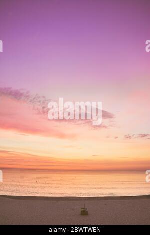 Vue panoramique sur le ciel violet et orange au-dessus de la mer au lever du soleil Banque D'Images