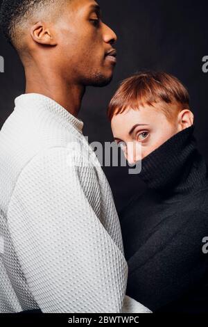 Portrait studio de couple mixte de race Banque D'Images