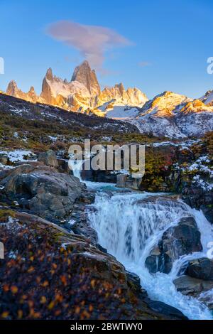 Mont Fitz Roy et chute d'eau au lever du soleil en automne, El Chalten, Patagonie, Argentine Banque D'Images