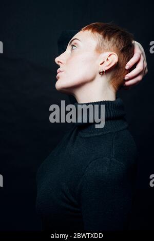 Studio portrait de jeune femme à tête rouge Banque D'Images