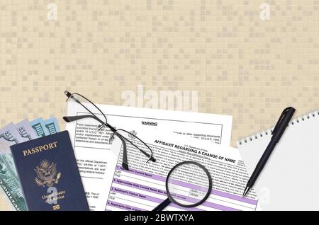 Le formulaire DS60 affidavit du ministère d'État concernant un changement de nom se trouve sur la table et est prêt à être rempli. Documents administratifs pendant les opérations avec US Passport Conce Banque D'Images