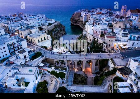 Italie, Polignano a Mare, vue en hélicoptère du Ponte Borbonnico su Lama Monachile au crépuscule Banque D'Images