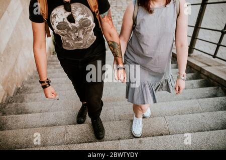 Gros plan d'un jeune couple qui marche dans les escaliers Banque D'Images