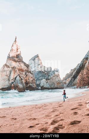 Jeune femme qui court à Praia da Ursa, Lisbonne, Portugal Banque D'Images