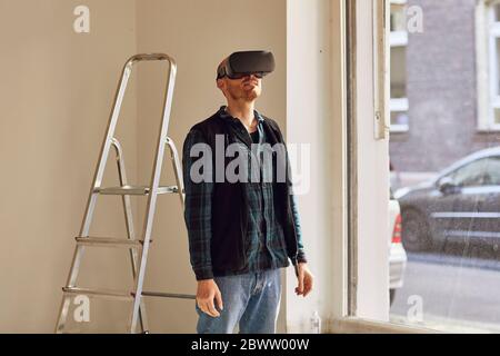 Homme rénolisant l'atelier à l'aide de lunettes VR Banque D'Images