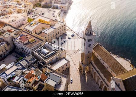 Italie, province de Barletta-Andria-Trani, Trani, vue en hélicoptère de la cathédrale de Trani en été Banque D'Images