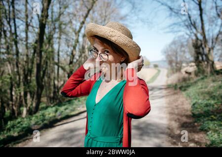 Portrait d'une femme mûre souriante portant un chapeau de paille Banque D'Images