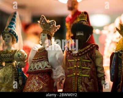 De belles poupées en bois coloré vintage dymkovo au marché. Les poupées de Dymkovo sont le symbole culturel des gens de la Russie. Avec un accent sélectif sur une poupée Banque D'Images