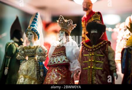 De belles poupées en bois coloré vintage dymkovo au marché. Les poupées de Dymkovo sont le symbole culturel des gens de la Russie. Avec un accent sélectif sur une poupée Banque D'Images