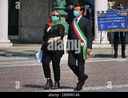 Bergame, Italie. 02 juin 2020. Le maire de Bergame Giorgio Gori et plusieurs autorités dans le domaine politique religieux et économique célèbrent la fête de la République le 2 juin 2020 sur la Piazza Vittorio Veneto à Bergame, en Italie. (Photo de Luca Ponti/Pacific Press/Sipa USA) crédit: SIPA USA/Alay Live News Banque D'Images