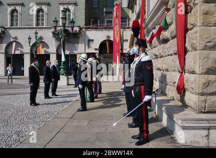 Bergame, Italie. 02 juin 2020. Le maire de Bergame Giorgio Gori et plusieurs autorités dans le domaine politique religieux et économique célèbrent la fête de la République le 2 juin 2020 sur la Piazza Vittorio Veneto à Bergame, en Italie. (Photo de Luca Ponti/Pacific Press/Sipa USA) crédit: SIPA USA/Alay Live News Banque D'Images