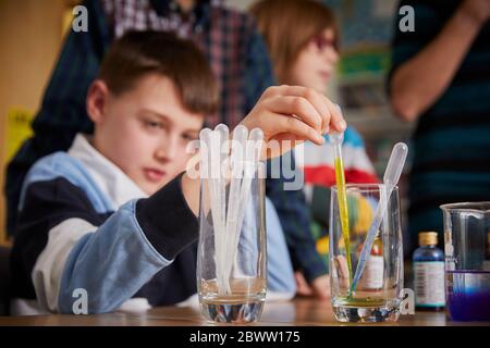 Enfant dans une leçon de chimie scientifique Banque D'Images