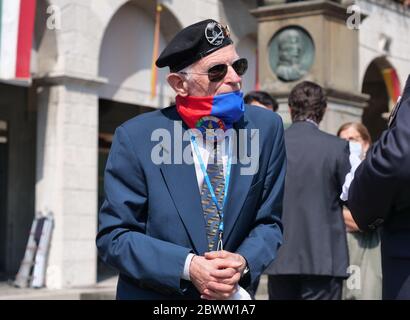 Bergame, Italie. 02 juin 2020. Le maire de Bergame Giorgio Gori et plusieurs autorités dans le domaine politique religieux et économique célèbrent la fête de la République le 2 juin 2020 sur la Piazza Vittorio Veneto à Bergame, en Italie. (Photo de Luca Ponti/Pacific Press/Sipa USA) crédit: SIPA USA/Alay Live News Banque D'Images