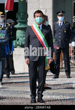 Bergame, Italie. 02 juin 2020. Le maire de Bergame Giorgio Gori et plusieurs autorités dans le domaine politique religieux et économique célèbrent la fête de la République le 2 juin 2020 sur la Piazza Vittorio Veneto à Bergame, en Italie. (Photo de Luca Ponti/Pacific Press/Sipa USA) crédit: SIPA USA/Alay Live News Banque D'Images