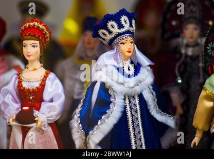 De belles poupées en bois coloré vintage dymkovo au marché. Les poupées de Dymkovo sont le symbole culturel des gens de la Russie. Avec un accent sélectif sur une poupée Banque D'Images