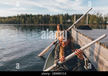 Deux jeunes femmes en bateau sur le lac Banque D'Images