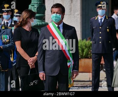 Bergame, Italie. 02 juin 2020. Le maire de Bergame Giorgio Gori et plusieurs autorités dans le domaine politique religieux et économique célèbrent la fête de la République le 2 juin 2020 sur la Piazza Vittorio Veneto à Bergame, en Italie. (Photo de Luca Ponti/Pacific Press/Sipa USA) crédit: SIPA USA/Alay Live News Banque D'Images