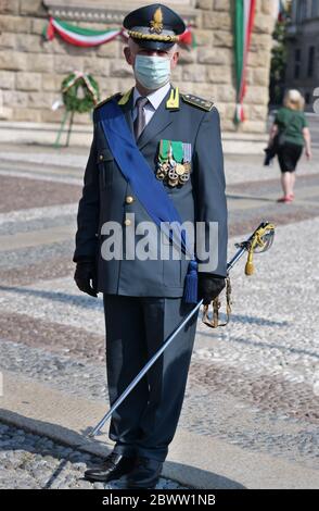 Bergame, Italie. 02 juin 2020. Le maire de Bergame Giorgio Gori et plusieurs autorités dans le domaine politique religieux et économique célèbrent la fête de la République le 2 juin 2020 sur la Piazza Vittorio Veneto à Bergame, en Italie. (Photo de Luca Ponti/Pacific Press/Sipa USA) crédit: SIPA USA/Alay Live News Banque D'Images