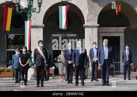 Bergame, Italie. 02 juin 2020. Le maire de Bergame Giorgio Gori et plusieurs autorités dans le domaine politique religieux et économique célèbrent la fête de la République le 2 juin 2020 sur la Piazza Vittorio Veneto à Bergame, en Italie. (Photo de Luca Ponti/Pacific Press/Sipa USA) crédit: SIPA USA/Alay Live News Banque D'Images