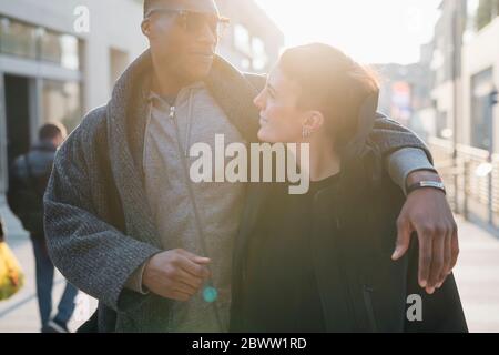 Jeune couple dans la ville au coucher du soleil Banque D'Images